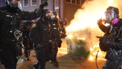 Губернаторът на щата Орегон определя това като "злоупотреба с власт" (на снимката: полицаи срещу протестиращи в Портланд в края на август)