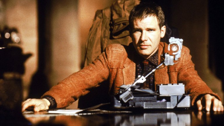 3. "Блейд Рънър" (Blade Runner, 1982)
"Сънуват ли андроидите електрически овце“ е името на романа, по който е изграден сценария на този страхотен фатастичен филм от 1982 година. Под режисурата на Ридли Скот, Форд отново прави чудесна роля на детектива Рик Декард, който трябва да свърши една последна работа... Фантастичният филм, с който Форд си почива от работата в "Междузвездни войни“ и досега е сред най-добрите заглавия в кариерата на Ридли Скот.