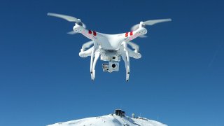 DJI_Phantom_2_Vision+_V3_hovering_over_Weissfluhjoch_(cropped)
