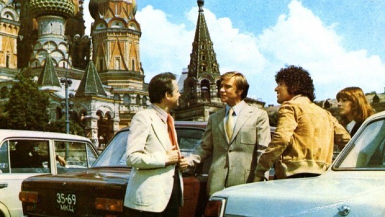 В италианския си вариант комедията "Невероятните приключения на италианци в Русия", заснета през 1973 година, Рязанов снима с Франко Проспери. На италиански филмът излиза със заглавието Una matta, matta, matta corsa in Rusia ("Една безумна, безумна, безумна гонитба из Русия").
Разказват, че продуцентът Дино ди Лаурентис, първоначално когато се запознал със сценария, написан от дуета Рязанов-Брагинский, заявил, че такова нещо италианския зрител няма да гледа.
Затова Рязанов пренаписал текста, като добавил различни гигове и сцена с живи лъвове. В своите филми Рязанов обичаше да играе епизодични роли. В "Неврероятните приключения" се появява във филма в образа на доктор на крилото на самолета.