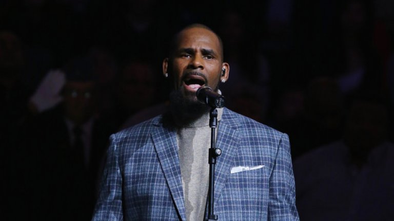 Ар Кели отстранен от охраната
Оттегли се от турне с Джей Зи през 2004 г., след като беше напръскан с лют спрей от един от охранителите на Джей Зи. До крайната мярка се стигна, защото Кели се държеше истерично през повечето концертни вечери, а след една от тях напусна залата и отиде до близкия McDonalds, където започна да обслужва клиенти.