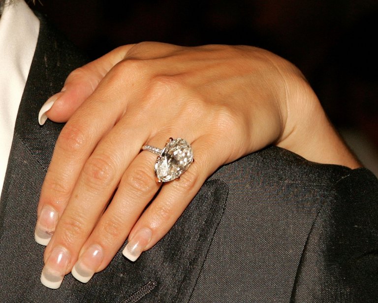Това е първият годежен пръстен, който Дейвид Бекъм подарява на Виктория. Впоследствие ѝ подарява още шест, за да има за всеки ден от седмицата