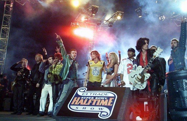 Джъстин с Аеросмит, Бритни Спиърс, Мери Дж. Блайдж и други по време на Суперо Боул пред 2001 г. във Флорида.