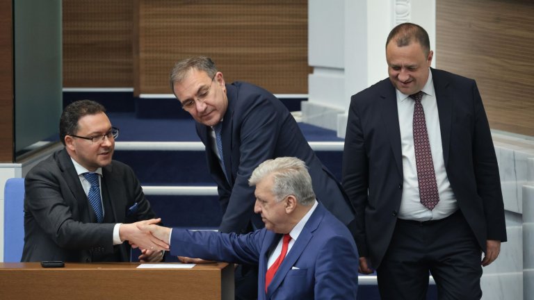 Предложението беше прието от парламентарните групи на ГЕРБ, БСП, "Има такъв народ", "ДПС - Ново начало"