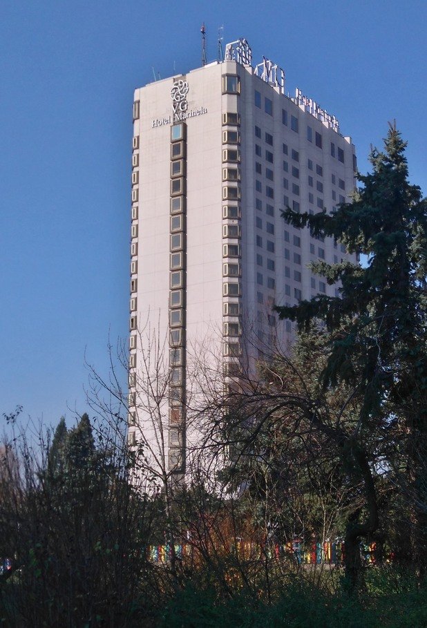 Хотел "Маринела" - 98 метра, 22 етажа, 1979

Горе-долу с височината на сградата на КНСБ, но в много по-модерен за времето си стил, през 1979 е завършена сградата на "Японския хотел" или "Витоша Ню Отани". Това е една от първите сгради на японския архитект Кишо Курокава, който е сред създателите на архитектурното течение Метаболизъм. В хотела архитектът проектира и японска градина, която е копие на 400-годишната градина в главния хотел на веригата "Ню Отани" в Токио. Хотелът продължава да е сред най-големите в София с 442 стаи. След промените хотелът приватизиран и е преименуван на "Кемпински Хотел Зографски" по името на тогавашния собственик хотелската верига "Кемпински". В края на 2014-а хотелът е придобит от компанията "Виктория груп ВМ" и е пременуван на "Маринела" по името на съпругата на собственика Ветко Арабаджиев.

Снимка: Webcafe