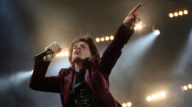 6. Мик Джагър (The Rolling Stones) и истинската лудница

Музиката нямаше да бъде същата без The Rolling Stones, a The Rolling Stones нямаше да бъдат същите без емблематичния си вокалист Мик Джагър. Преди да се отдаде на музикална кариера обаче Мик е имал доста любопитна работа - бил е портиер/момче за всичко в психиатрична клиника в Лондон. Работата толкова близо до душевноболни хора изглежда не е смущавала бъдещата легенда на рокенрола. Все пак, според биографията му, написана от Филип Норман, Джагър губи девствеността си именно в клиниката, като късметлийката е била работеща там сестра.
