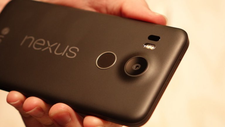 7. Nexus 5X
Nexus винаги е бил любимият избор на хардкор-феновете на Android. Тази година Google реши да привлече нови потребители, като пусна сравнително евтин нов телефон на пазара. 
Корпусът на 5X е пластмасов и има съвсем базов дизайн, но е лек и приятен за ползване. Устройството идва с 5,2-инчов дисплей, който е малко по-малък от останалите телефони с Android. 
Най-важното е, че Google в партньорство с LG направи един от най-добрите бюджетни телефони на пазара и до голяма степен реши колебанията на всички потребители, които търсят "нещо средно" между цена и качество.