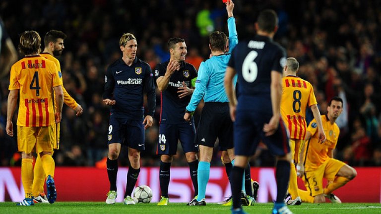 4. Глупавият Фернандо Торес, който можеше да се превърне в герой
Ел Ниньо отново вкара. За 11-и път срещу Барселона. Шести на „Камп Ноу“.В 15 мача. 10-и гол с фланелката на Атлетико. Торес обаче сам засенчи прекрасното си представяне. Да, нарушението при втория жълт картон не бе непременно грубо, но това бе второто му подобно, след като вече си бе изкарал първи жълт картон. Хлапето ще пропусне реванша, а след мача пое отговорност за постъпката си и се извини. Ако не друго – явно е разбрал вината си, както би трябвало да го прави всеки голям футболист.