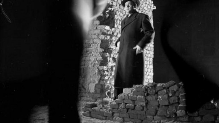 Например снимката, на която Орсън Уелс във филма „Третият човек" (1949), в която сенките, в които е обвит Уелс кореспондират със „сенчестите" теми на филмите от този период.