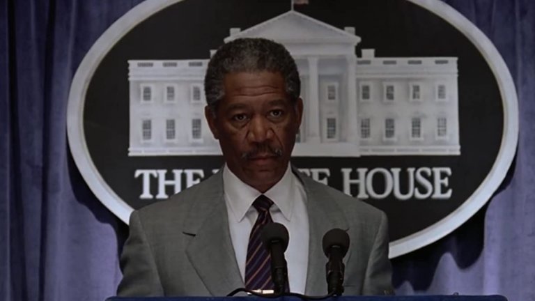 Морган Фрийман в "Смъртоносно влияние" (1998 г.)
Няколко години преди Барак Обама да бъде избран за президент, Морган Фрийман изигра цветнокож такъв в това пуканково зрелище. В “Смъртоносно влияние” (Deep Impact) той е президентът Том Бек. Той има нелеката задача да съобщи не само на САЩ, но и на света, че към Земята се носи комета с дължина 11 км, която може да заличи човечеството. Кой актьор е по-добър избор за президент, който да съобщи подобна новина и след това убедително да се усмихва, от актьора, изиграл Бог?
Фрийман има силно присъствие в иначе не особено запомнящия се "Смъртоносно влияние". А неговият президент Бек дори е в толкова добри отношения с Русия, че двете държави заедно работят по спасяването на света. Не ни се иска на сегашните истински президенти да им се налага нещо подобно...