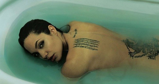 През 2005-та година, Анджелина Джоли е снимана гола от Ани Лейбовиц в банята. Тогава тя е самотна майка с осиновено дете (Мадокс) и тъкмо промотира своя нов филм "Мистър и Мисис Смит", в който играе заедно с Брад Пит, все още женен за Дженифър Анистън... Нататък историята я знаем, а снимката остава като спомен за един преходен момент в живота на Джоли