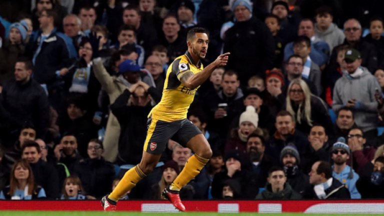 Тио Уолкът
Той също е подкрепял отбора по наследство – от баща му. Веднъж дори е поканен от Челси да подава топките на мач срещу “мърсисайдци” и го използва, за да се запознае със своите герои. “Играех на турнир в Суиндън с тима на Саутхемптън и Челси показаха интерес към мен. Поканиха ме да подавам топките срещу Ливърпул и бе страхотно да се запозная с героите си Оуен и Фаулър. Бях фен на Ливърпул просто заради баща ми. За съжаление съм роден след златната им епоха, но се наслаждавах на играчи като Оуен, Фаулър и Макманаман. Когато спечелиха ШЛ полудях, май събудих целия квартал.” Уолкът е един от най-верните бойци на Арсен Венгер през последните години.