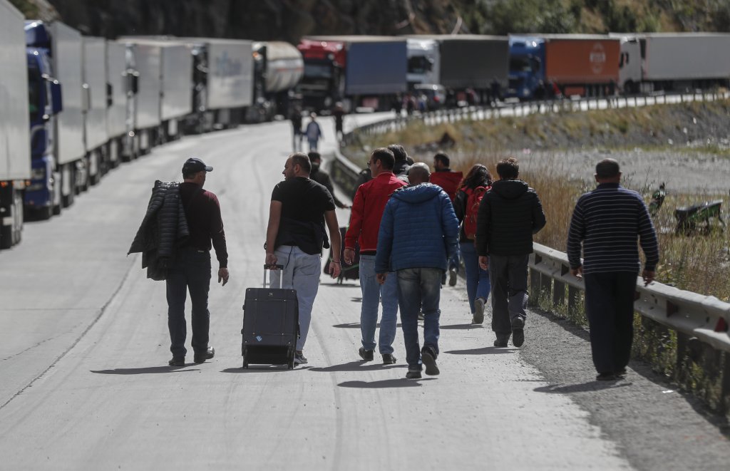 Русия отваря център за наборници на границата с Грузия, докато десетки хиляди бягат