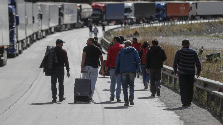 Русия отваря център за наборници на границата с Грузия, докато десетки хиляди бягат