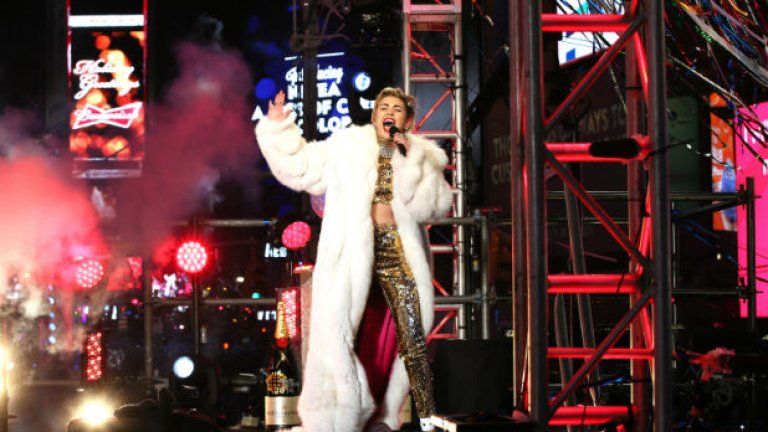 Годината започна с Макълмор и Майли Сайръс