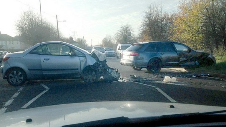 Колата на Бекъм (вдясно) минути след удара.