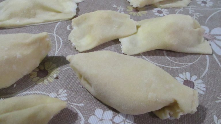 Необходимите продукти за тачките по Асеновски 
Около 160 грама брашно
1 яйце
Вода, колкото половин черупка от яйцето
Щипка сол
Сирене