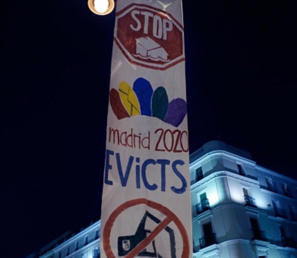 Мадридски активист се е изкачил на стълб в друг протест срещу Олимпиада 2020 - в испанската столица също има много противници на кандидатурата
