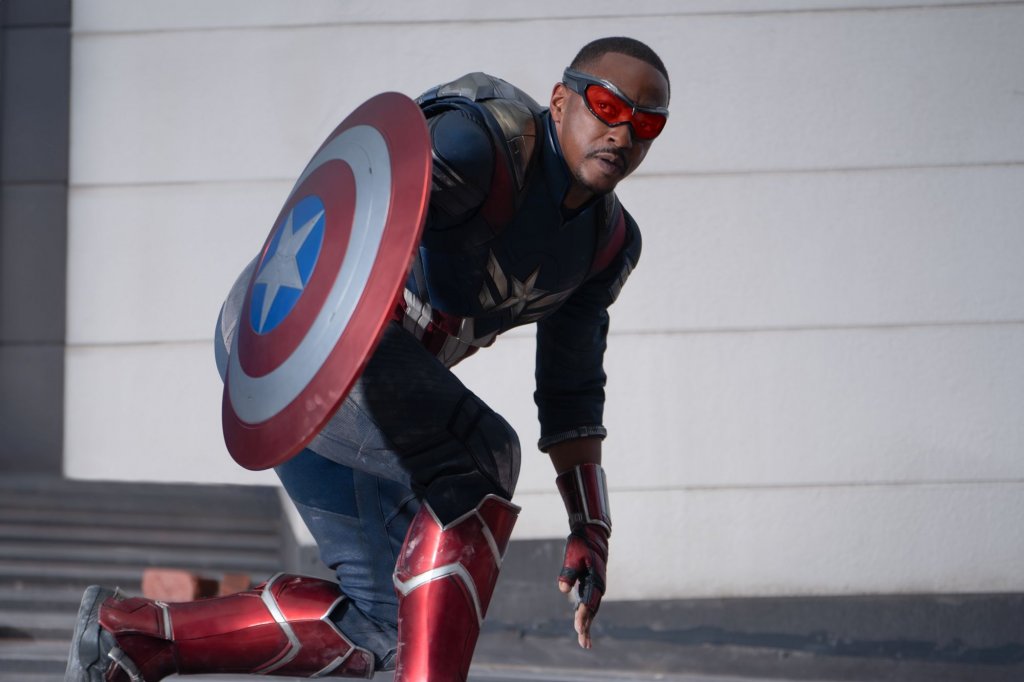 „Капитан Америка: Прекрасен нов свят“ (Captain America: Brave New World, 2025)
Филмът официално въвежда Сам Уилсън в ролята на Капитан Америка, изправяйки го пред сложен международен шпионаж, ръководен от новия президент Тадиъс „Гръмотевицата“ Рос, който се трансформира в Червения Хълк. Основен елемент в сюжета е откриването и борбата за контрол над адамантия - легендарния неразрушим метал, който исторически е свързан с анатомията на Върколака. Лентата поставя реалистична и политическа основа, върху която ще се градят следващите филми от франчайза.