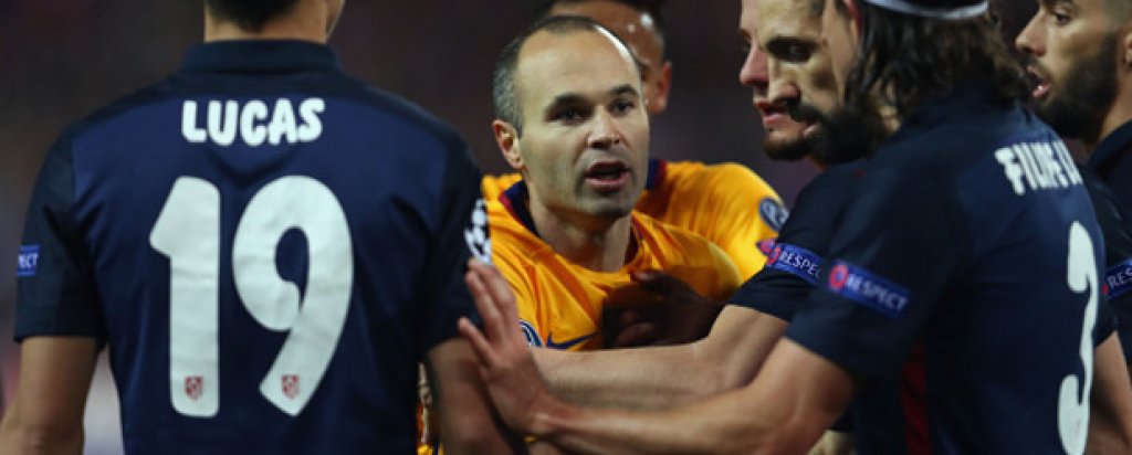 3. Съдийските грешки ще бележат и този сблъсък
Когато става въпрос за Барселона, всички се вглеждаме в съдиите. А когато играят Барса и Атлетико, още повече. Грубостта на „дюшекчиите” не се приема по най-добрия начин от феновете на каталунците, продължителните превивания по терена на играчите им пък отблъскват останалите привърженици. И в този мач имаше две груби грешки. При дузпата – Иниеста трябваше да бъде изгонен. Да не се връщаме на първия мач и двете ситуации със Суарес и на тази с Торес. После пък реферът реши да се реваншира. Вместо дузпа, свири фаул. А дузпата можеше да бъде превърната в гол, мачът – вкаран в продължения, а Меси – с гол №500 в кариерата си…