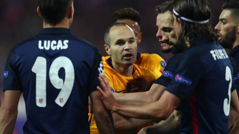 3. Съдийските грешки ще бележат и този сблъсък
Когато става въпрос за Барселона, всички се вглеждаме в съдиите. А когато играят Барса и Атлетико, още повече. Грубостта на „дюшекчиите” не се приема по най-добрия начин от феновете на каталунците, продължителните превивания по терена на играчите им пък отблъскват останалите привърженици. И в този мач имаше две груби грешки. При дузпата – Иниеста трябваше да бъде изгонен. Да не се връщаме на първия мач и двете ситуации със Суарес и на тази с Торес. После пък реферът реши да се реваншира. Вместо дузпа, свири фаул. А дузпата можеше да бъде превърната в гол, мачът – вкаран в продължения, а Меси – с гол №500 в кариерата си…