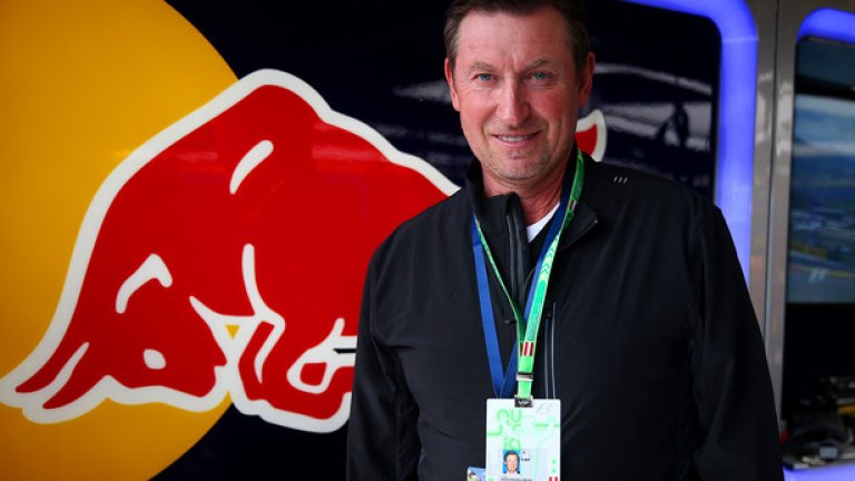 Уейн Гретски
Легендарният хокеист започва бизнесначинанията си още като активен състезател.
Спечелвайки значителни суми като действащ спортист, той влага няколко пъти парите в проекти, които не се оказват рентабилни.
След това купува няколко хокейни отбора, които препродава по-късно със значителна печалба. Основава верига ресторанти в Канада, както и компания за изграждане на хокейни игрища. Произвежда и дистрибутира хокейни аксесоари. Участва и в компания, произвеждаща спортна екипировка