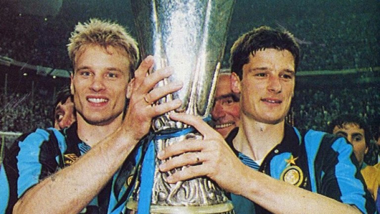 Интер, 1993-94 г.Интер никога не е изпадал от Серия А, но най-голямата опасност бе именно през този сезон. Тимът завърши сао на точка над зоната, но спечели Купата на УЕФА, воден от Денис Бергкамп. На финала бе победен Аустрия Залцбург, с общ резултат 2:0.