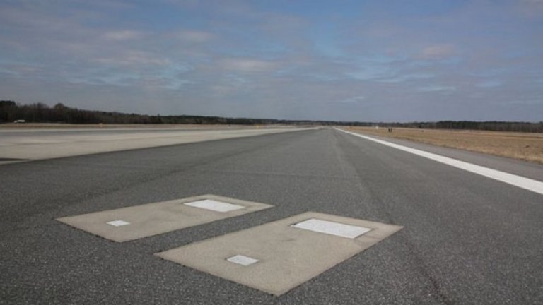 20. Летище Савана Хилтън Хед, САЩ
Това летище е не толкова опасно, колкото плашещо.
По средата на пистата има два надгробни камъка, които отбелязват мястото, на което почиват предишните собственици на земята, на която сега се намира летището. 
Тяхното желание е било да бъдат погребани точно в имота, за който цял живот са се грижили и никой да не ги "премества" от там.