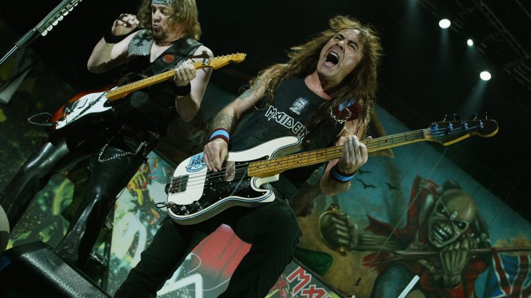 Стийв Харис (Iron Maiden)
Истината е, че без Харис металът като цяло би бил в много по-различен от това, което познаваме днес. Iron Maiden е повлияла на толкова много групи до ден днешен, а всички знаят, че истинският двигател на бандата е именно Харис. Голяма част от песните са негово дело, но също така и неговият бас дава голяма част от това "препускащо" звучене на песните, задавайки ритъма в тях.