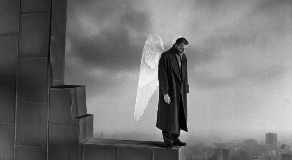 \"Крилете на желанието\" (Wings of Desire, 1987)
Вим Вендерс печели наградата за режисура на кинофестивала в Кан за тази лента. Прекрасен филм, разказващ за двама ангели, които кръжат над Берлин и следят животите на хората. До момента, в който не се 