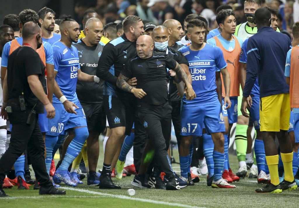 Ужасът в Лига 1: Масов бой между играчи и фенове, трима ранени футболисти и прекратен мач (видео)