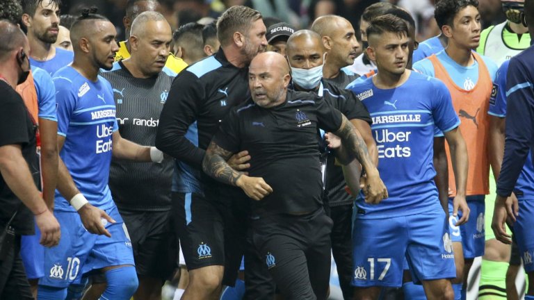 Ужасът в Лига 1: Масов бой между играчи и фенове, трима ранени футболисти и прекратен мач (видео)