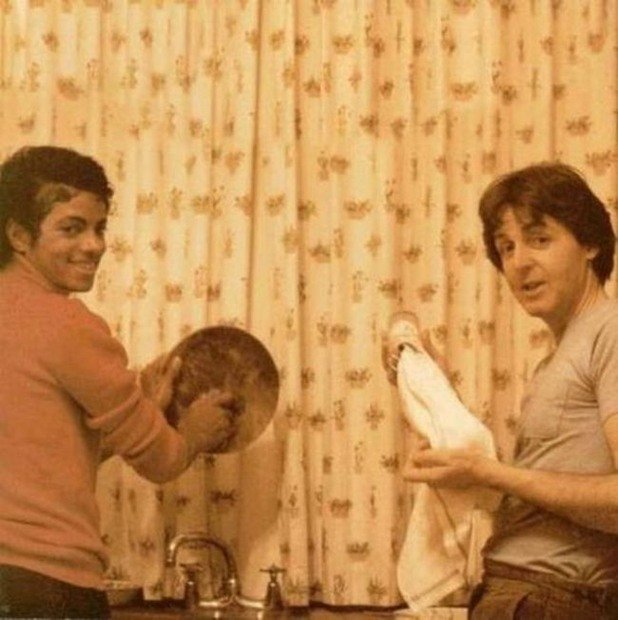 Младият Майкъл Джексън и Пол Маккартни мият заедно чинии