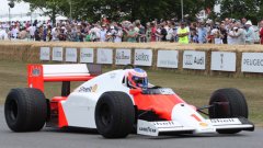 Световният шампион Дженсън Бътън демонстрира в Гуудууд един от шампионските болиди на McLaren с двигател Porsche, с който Ален Прост спечели титлата през 1986