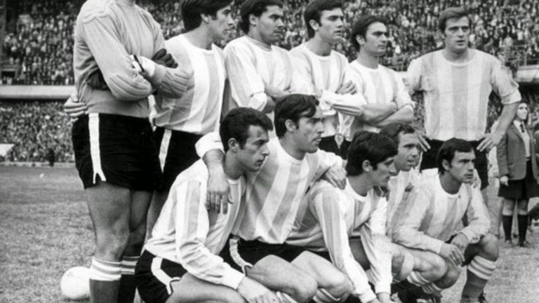 Аржентина, Мондиал 1970
Аржентина също не успява да се класира само веднъж (благодарение на Меси), макар че по ред причини не взема участие на световните финали през 1938, 1950 и 1954 година. Но през 1970-а “гаучосите” не пътуваха до Мексико главно заради представянето си на терена. Наистина между 1967-а и 1969-а отборът сменя четирима различни треньори, а ръководството на местната федерация е принудено да подаде оставка две седмици преди старта на квалификациите. И все пак тима остава втори на Копа Америка 1967 и има в състава си футболисти като Рафаел Албрехт, Антонио Ратин и Мигел Анхел Бриндизи и всеки очаква от тях най-малко класиране за форума. Първият мач като гост на Боливия обаче завършва със загуба 1:3, а след това нещата така и не потръгват. Седмица по-късно отборът губи с 0:1 от Перу, а в реваншите Аржентина стига само до 1:0 срещу Боливия и 2:2 с перуанците. Така Мексико 1970 си остава мираж за “албиселесте”.
