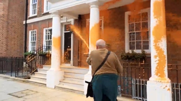 Активисти на грубата блокираха движението в Уестминстър