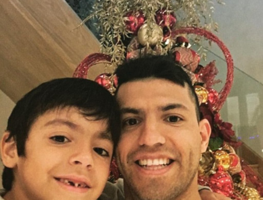
Серхио Агуеро със сина си.

