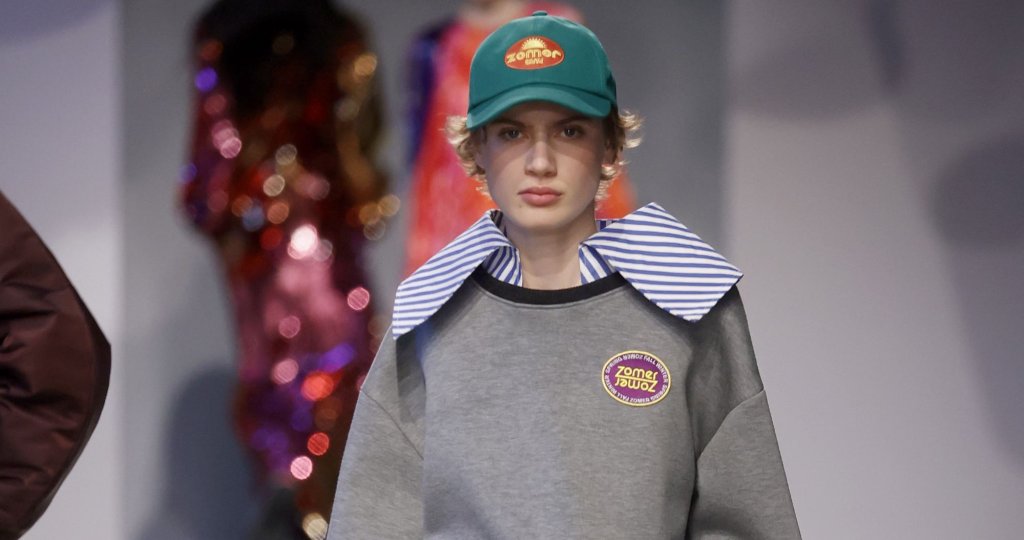 Максимализъм

Хората, които надживяха ерата на “тихия” лукс, през следващите месеци ще имат много възможности да изразяват вкуса си. Максимализмът се развихря с пълна сила, давайки ви избор между овърсайз тоалети, тоалети с множество ресни и супер ярки цветове. Така че, ако искате да сте в крак с модата, този сезон се снабдете с дрехи, които отправят послание.