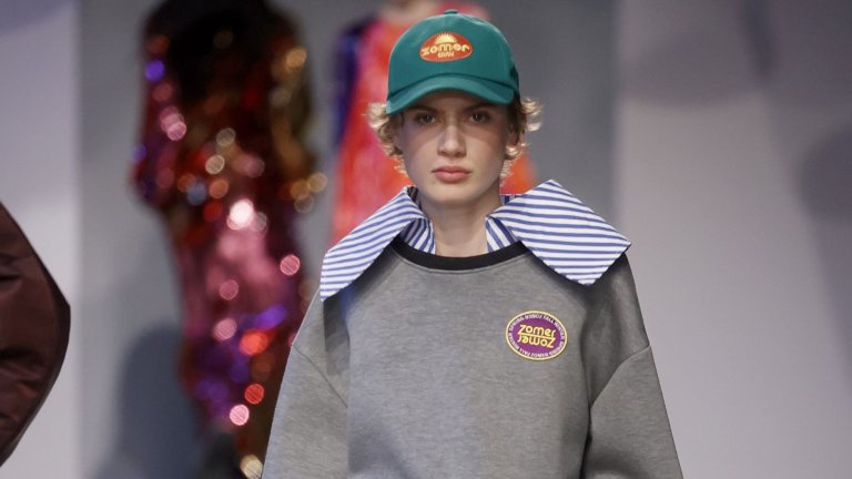 Максимализъм

Хората, които надживяха ерата на “тихия” лукс, през следващите месеци ще имат много възможности да изразяват вкуса си. Максимализмът се развихря с пълна сила, давайки ви избор между овърсайз тоалети, тоалети с множество ресни и супер ярки цветове. Така че, ако искате да сте в крак с модата, този сезон се снабдете с дрехи, които отправят послание.