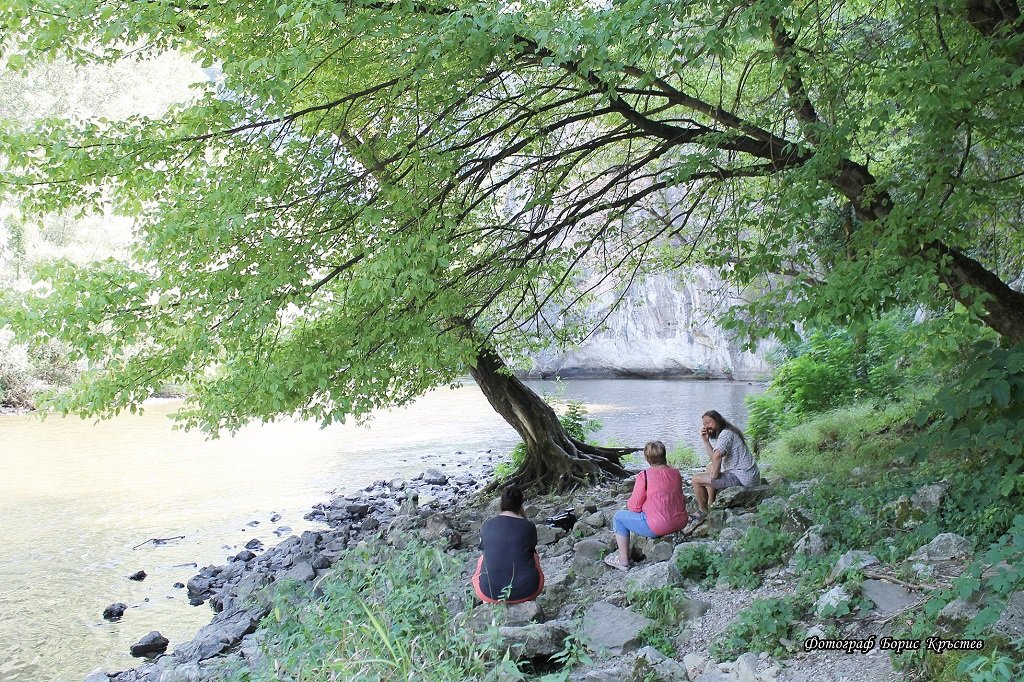 Наблизо тече и река Искър - спокойна и величествена