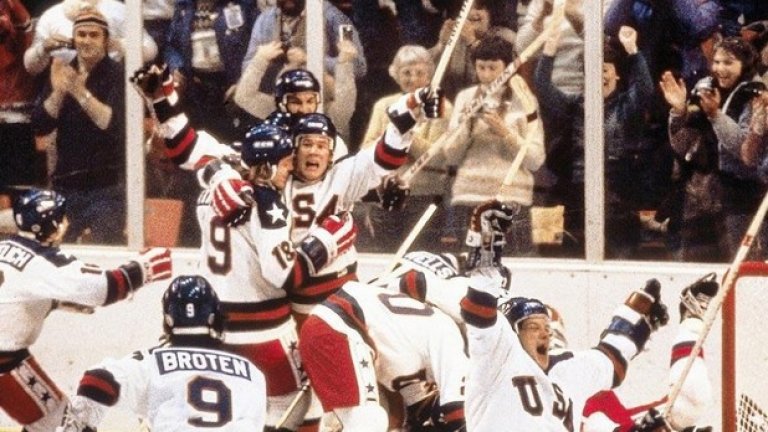 
6. Чудото на леда
Спортът е способен да доведе до такива емоции спортистите и феновете, както нищо друго. Победата на САЩ над Съветския съюз на Зимните олимпийски игри през 1980 не е просто история за един отбор, който бе смятан за аутсайдер. Янките сътвориха може би най-голямата изненада в историята на хокея. Вижте радостта на американците.