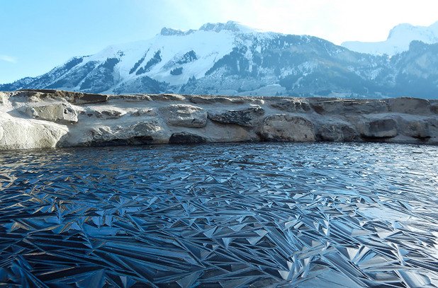 Замръзнало езеро в Швейцария