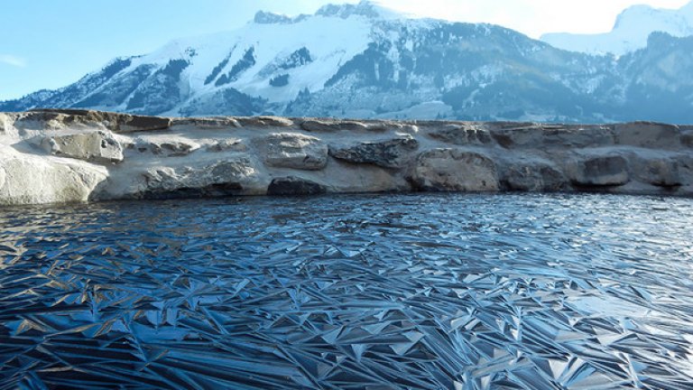 Замръзнало езеро в Швейцария