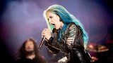 Arch Enemy се разделиха с вокалистката си