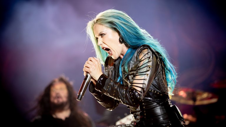 Arch Enemy се разделиха с вокалистката си