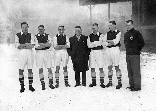 Мениджърът Джордж Алисън е строил звездите на Арсенал от 1935 г. преди старта на коледните 4 кръга за 10 дни в снега на "Хайбъри". Това е много успешен период за клуба с 2 титли.