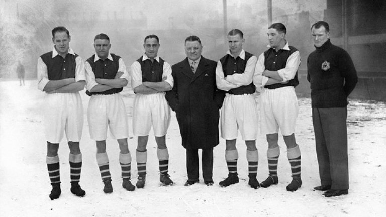 Мениджърът Джордж Алисън е строил звездите на Арсенал от 1935 г. преди старта на коледните 4 кръга за 10 дни в снега на "Хайбъри". Това е много успешен период за клуба с 2 титли.