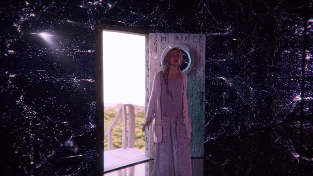 \"The OA\"
Сериалът се появи през 2016 година и е пълен с откачени идеи. Той разказва за изчезналата преди седем години Прери Джонсън, която мистериозно се появява отново. Преди изчезването си тя е сляпа. След изчезването си – има чудесно зрение. Док