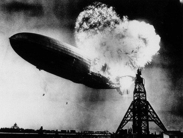 Когато известният цепелин Хинденберг избухва в пламъци и се разбива на земята в Ню Джърси на 6-ти май 1937 година, фотографите са там и правят серия незабравими снимки, които  остават в историята. С този взрив е отбелязан края на "цепелините" - тези огромни въздушни чудовища, измислени от германците през Първата световна война