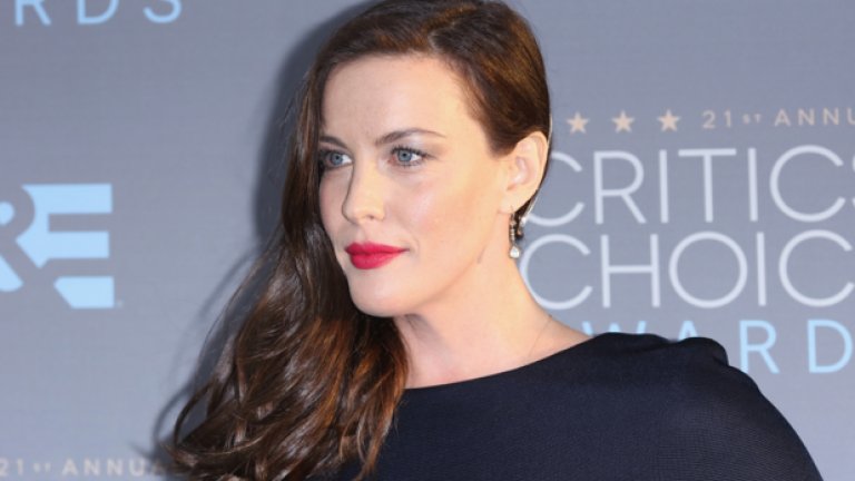 Майката на Лив Тейлър е плеймейтка в началото на 70-те. По онова време същата има безразборни открити връзки с множество музиканти и артисти, освен бащата на Лив - Стивън Тейлър. Малката Лив става свидетел на този луд живот и това определено й се отразява на развитието.